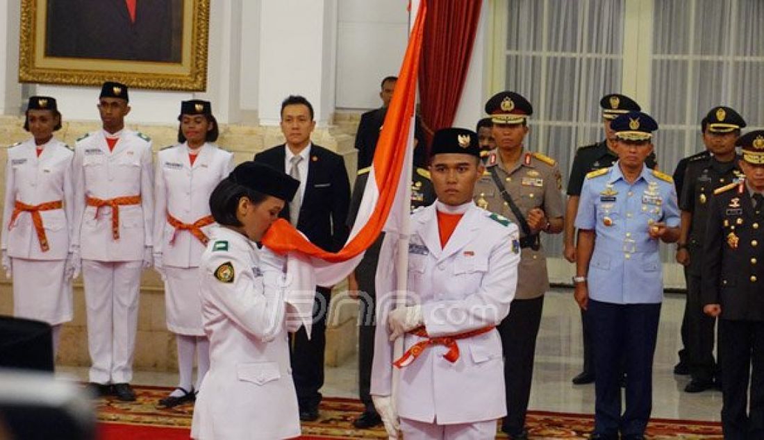 Pengukuhan Pasukan Pengibar Bendera Pusaka (Paskibraka) HUT Kemerdekaan RI ke 71 oleh Presiden Joko Widodo di Istana Negara, Jakarta, Senin (15/8). Foto: Natalia/JPNN.com - JPNN.com