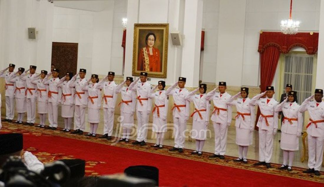 Pengukuhan Pasukan Pengibar Bendera Pusaka (Paskibraka) HUT Kemerdekaan RI ke 71 oleh Presiden Joko Widodo di Istana Negara, Jakarta, Senin (15/8). Foto: Natalia/JPNN.com - JPNN.com