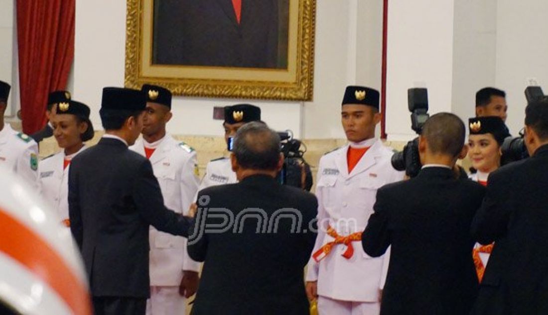 Pengukuhan Pasukan Pengibar Bendera Pusaka (Paskibraka) HUT Kemerdekaan RI ke 71 oleh Presiden Joko Widodo di Istana Negara, Jakarta, Senin (15/8). Foto: Natalia/JPNN.com - JPNN.com