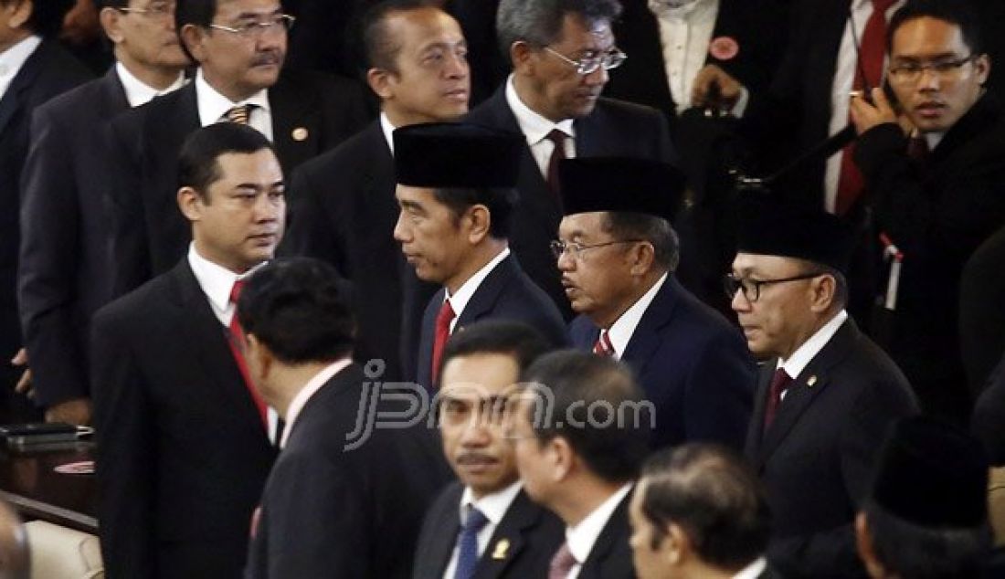 Presiden Joko Widodo, Wakil Presiden Jusuf Kalla dan Ketua MPR Zulkifli Hasan menghadiri rapat Paripurna I di kompleks Parlemen, Senayan, Jakarta, Selasa (16/8). Sidang tersebut beragendakan penyampaian pidato kenegaraan Presiden Joko Widodo. Foto: Ricardo/JPNN.com - JPNN.com