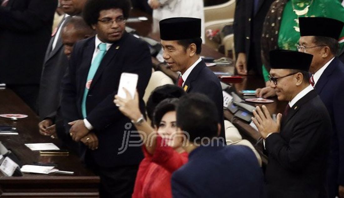 Presiden Joko Widodo, Wakil Presiden Jusuf Kalla menghadiri rapat Paripurna I di kompleks Parlemen, Senayan, Jakarta, Selasa (16/8). Sidang tersebut beragendakan penyampaian pidato kenegaraan Presiden Joko Widodo. Foto: Ricardo/JPNN.com - JPNN.com