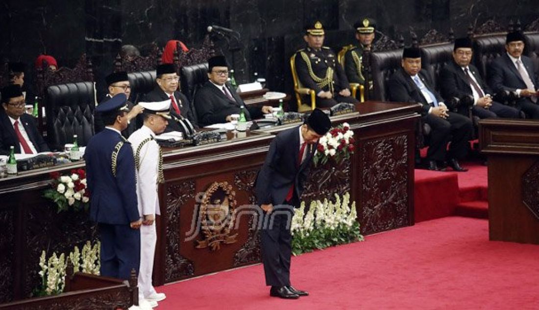 Presiden Joko Widodo memberi hormat saat menghadiri rapat Paripurna I di kompleks Parlemen, Senayan, Jakarta, Selasa (16/8). Sidang tersebut beragendakan penyampaian pidato kenegaraan Presiden Joko Widodo. Foto: Ricardo/JPNN.com - JPNN.com