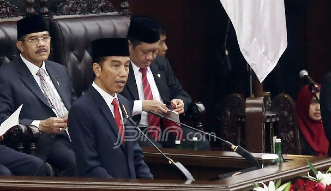 Presiden Joko Widodo berpidato pada rapat Paripurna I di kompleks Parlemen, Senayan, Jakarta, Selasa (16/8). Sidang tersebut beragendakan penyampaian pidato kenegaraan Presiden Joko Widodo. Foto: Ricardo/JPNN.com - JPNN.com