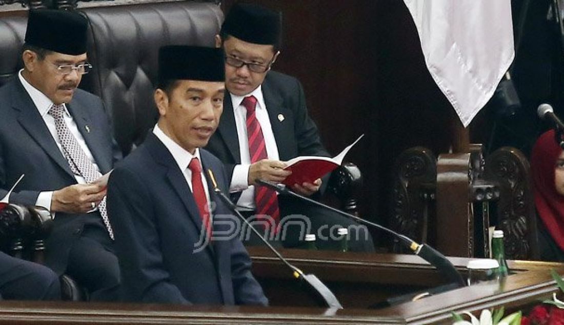 Presiden Joko Widodo berpidato pada rapat Paripurna I di kompleks Parlemen, Senayan, Jakarta, Selasa (16/8). Sidang tersebut beragendakan penyampaian pidato kenegaraan Presiden Joko Widodo. Foto: Ricardo/JPNN.com - JPNN.com