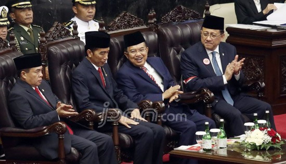 Presiden Joko Widodo, Wakil Presiden Jusuf Kalla menghadiri rapat Paripurna I di kompleks Parlemen, Senayan, Jakarta, Selasa (16/8). Sidang tersebut beragendakan penyampaian pidato kenegaraan Presiden Joko Widodo. Foto: Ricardo/JPNN.com - JPNN.com