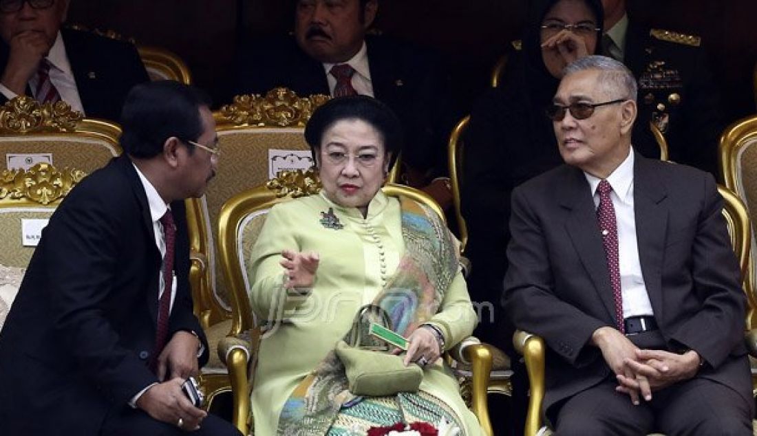 (Kiri) Jaksa Agung Prasetyo, Presiden kelima RI Megawati Soekarnoputri dan Wakil Presiden Indonesia ke-6 Try Sutrisno menghadiri rapat Paripurna I, Senayan, Jakarta, Selasa (16/8). Sidang tersebut beragendakan penyampaian pidato kenegaraan Presiden Joko Widodo. Foto: Ricardo/JPNN.com - JPNN.com