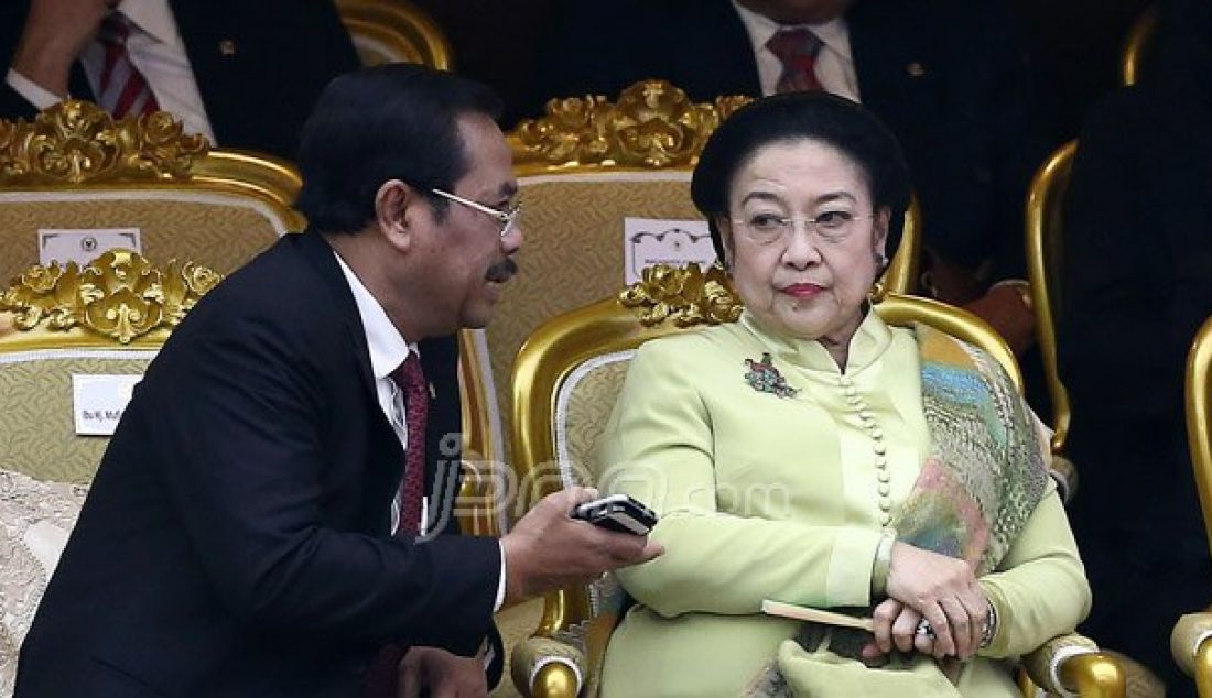 Jaksa Agung Prasetyo berbincang bersama Presiden kelima RI Megawati Soekarnoputri sesaat sebelum rapat Paripurna I dimulai, Senayan, Jakarta, Selasa (16/8). Sidang tersebut beragendakan penyampaian pidato kenegaraan Presiden Joko Widodo. Foto: Ricardo/JPNN.com - JPNN.com