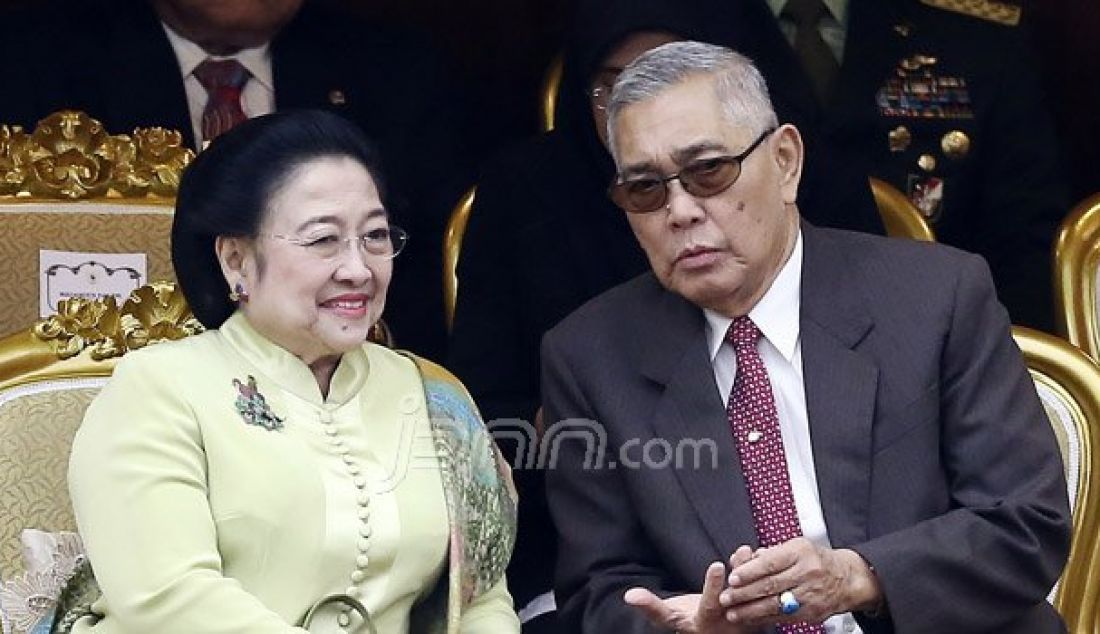 Presiden kelima RI Megawati Soekarnoputri dan Wakil Presiden Indonesia ke-6 Try Sutrisno menghadiri rapat Paripurna I, Senayan, Jakarta, Selasa (16/8). Sidang tersebut beragendakan penyampaian pidato kenegaraan Presiden Joko Widodo. Foto: Ricardo/JPNN.com - JPNN.com