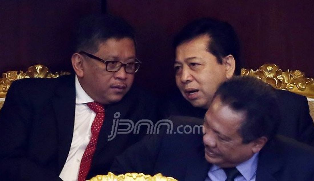 Sekjen PDIP Hasto Kristiyanto (kiri) dan Ketua Umum Partai Golkar Setya Novanto menghadiri rapat Paripurna I, Senayan, Jakarta, Selasa (16/8). Sidang tersebut beragendakan penyampaian pidato kenegaraan Presiden Joko Widodo. Foto: Ricardo/JPNN.com - JPNN.com