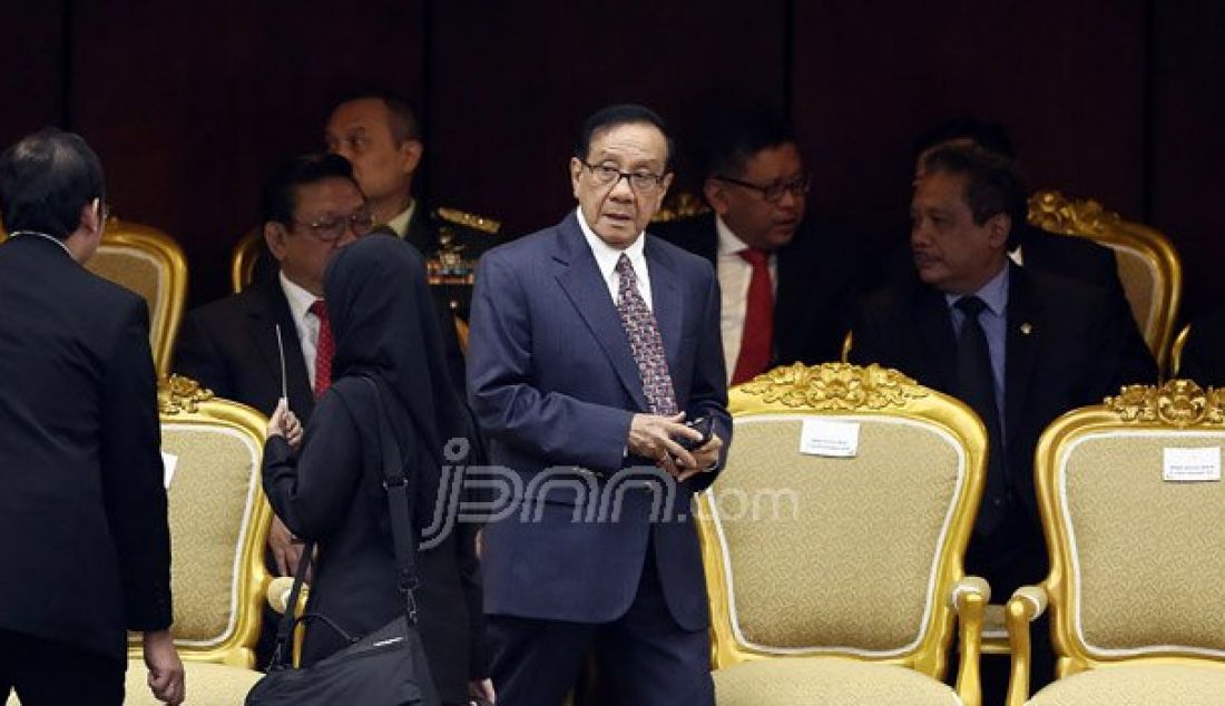 Mantan ketua DPR Akbar Tanjung menghadiri rapat Paripurna I, Senayan, Jakarta, Selasa (16/8). Sidang tersebut beragendakan penyampaian pidato kenegaraan Presiden Joko Widodo. Foto: Ricardo/JPNN.com - JPNN.com