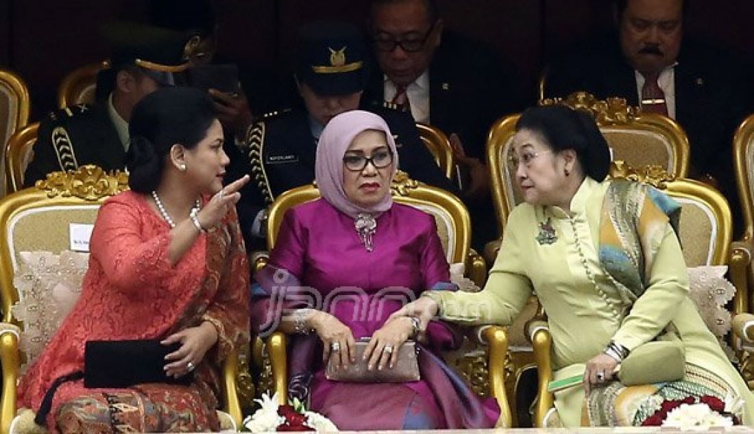 (Kiri) Ibu Negara Iriana Joko Widodo, Istri Wapres RI Mufidah Jusuf Kalla dannPresiden kelima RI Megawati Soekarnoputri menghadiri rapat Paripurna I, Senayan, Jakarta, Selasa (16/8). Sidang tersebut beragendakan penyampaian pidato kenegaraan Presiden Joko Widodo. Foto: Ricardo/JPNN.com - JPNN.com