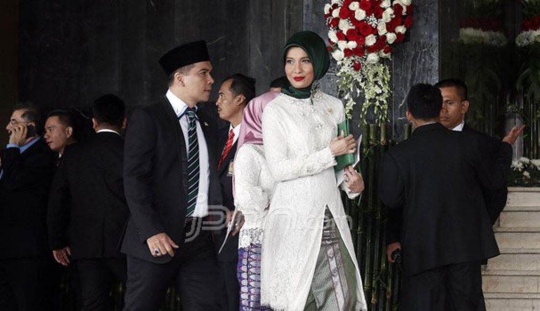 Anggota DPR dari Fraksi PKB Krisna Murti (kiri) dan Arzeti Bilbina menghadiri rapat Paripurna I di kompleks Parlemen, Senayan, Jakarta, Selasa (16/8). Sidang tersebut beragendakan penyampaian pidato kenegaraan Presiden Joko Widodo. Foto: Ricardo/JPNN.com - JPNN.com