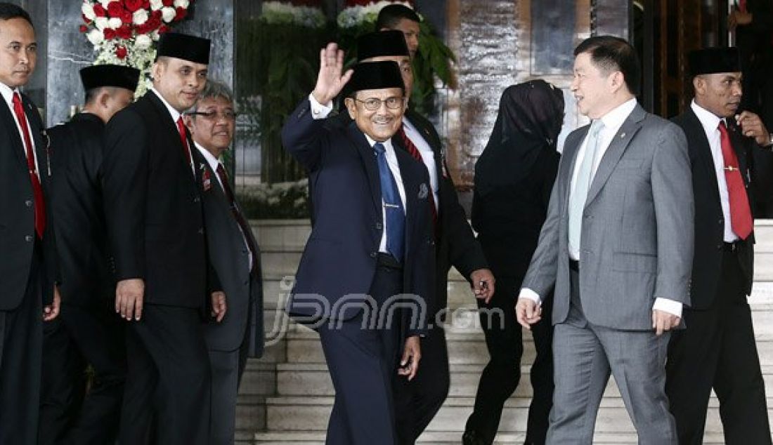 Presiden ke-3 RI BJ Habibie menghadiri rapat Paripurna I di kompleks Parlemen, Senayan, Jakarta, Selasa (16/8). Sidang tersebut beragendakan penyampaian pidato kenegaraan Presiden Joko Widodo. Foto: Ricardo/JPNN.com - JPNN.com