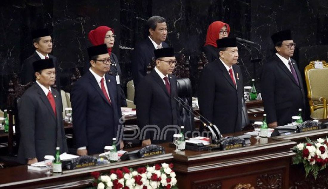 Ketua MPR Zulkifli Hasan, Wakil Ketua MPR RI Hidayat Nur Wahid, Mahyudin, Evert Ernest Mangindaan dan Osman Sapta Odang memimpin rapat Paripurna I, Jakarta, Selasa (16/8). Sidang tersebut beragendakan penyampaian pidato kenegaraan Presiden Joko Widodo. Foto: Ricardo/JPNN.com - JPNN.com