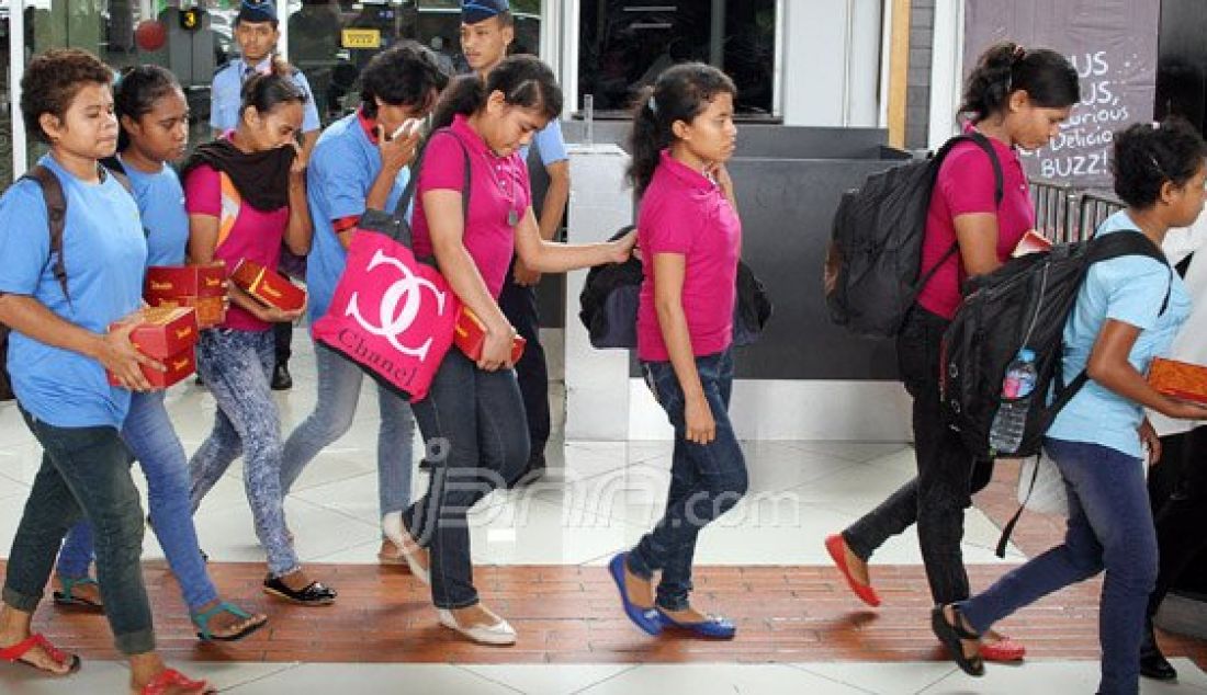 Anak korban perdagangan orang saat akan diamankan usai mendarat di Bandara Soekarno Hatta, Jakarta, Selasa (16/8). Bareskrim Polri dibantu Kementerian Sosial dan Badan Nasional Penempatan dan Perlindungan Tenaga Kerja Indonesia (BNP2TKI) berhasil mengamankan 16 korban perdagangan orang yang dipalsukan identitasnya untuk dikirim ke Malaysia. Foto : Ricardo/JPNN.com - JPNN.com