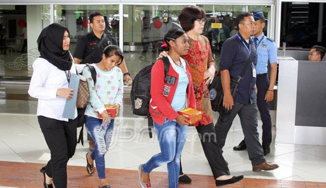 Anak korban perdagangan orang saat akan diamankan usai mendarat di Bandara Soekarno Hatta, Jakarta, Selasa (16/8). Bareskrim Polri dibantu Kementerian Sosial dan Badan Nasional Penempatan dan Perlindungan Tenaga Kerja Indonesia (BNP2TKI) berhasil mengamankan 16 korban perdagangan orang yang dipalsukan identitasnya untuk dikirim ke Malaysia. Foto : Ricardo/JPNN.com - JPNN.com