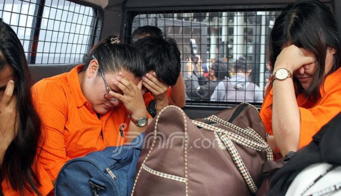 Anak korban perdagangan orang saat akan diamankan usai mendarat di Bandara Soekarno Hatta, Jakarta, Selasa (16/8). Bareskrim Polri dibantu Kementerian Sosial dan Badan Nasional Penempatan dan Perlindungan Tenaga Kerja Indonesia (BNP2TKI) berhasil mengamankan 16 korban perdagangan orang yang dipalsukan identitasnya untuk dikirim ke Malaysia. Foto : Ricardo/JPNN.com - JPNN.com