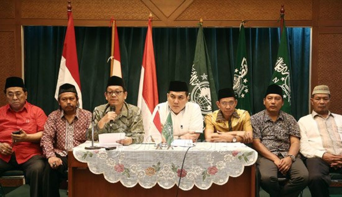 Kiri : Bendahara Umum PBNU, Bisa Suhendra, Waseksen PBNU, Imam Fituduh, Wakil Ketua PBNU KH Maksum Mahfouz, Sekjen PBNU Helmy Faishal Zaini, Ketua PBNU Bidang Hukum Robikin Emhas, Waseksen PBNU Sulthon Huda, Ketua PBNU Bidang Da'wah KH Abdul Manan Ghani menyampaikan pesan kemerdekaan NU di Kantor PBNU, Jakarta, Rabu (17/8). HUT ke-71 Republik Indonesia, bisa menjadi momentum untuk memperbaiki segala aspek kebangsaan. Foto : Ricardo/JPNN.com - JPNN.com