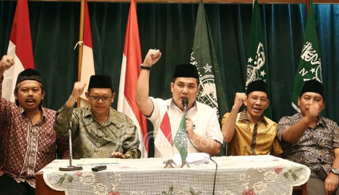 Kiri : Bendahara Umum PBNU, Bisa Suhendra, Waseksen PBNU, Imam Fituduh, Wakil Ketua PBNU KH Maksum Mahfouz, Sekjen PBNU Helmy Faishal Zaini, Ketua PBNU Bidang Hukum Robikin Emhas, Waseksen PBNU Sulthon Huda, Ketua PBNU Bidang Da'wah KH Abdul Manan Ghani menyampaikan pesan kemerdekaan NU di Kantor PBNU, Jakarta, Rabu (17/8). HUT ke-71 Republik Indonesia, bisa menjadi momentum untuk memperbaiki segala aspek kebangsaan. Foto : Ricardo/JPNN.com - JPNN.com