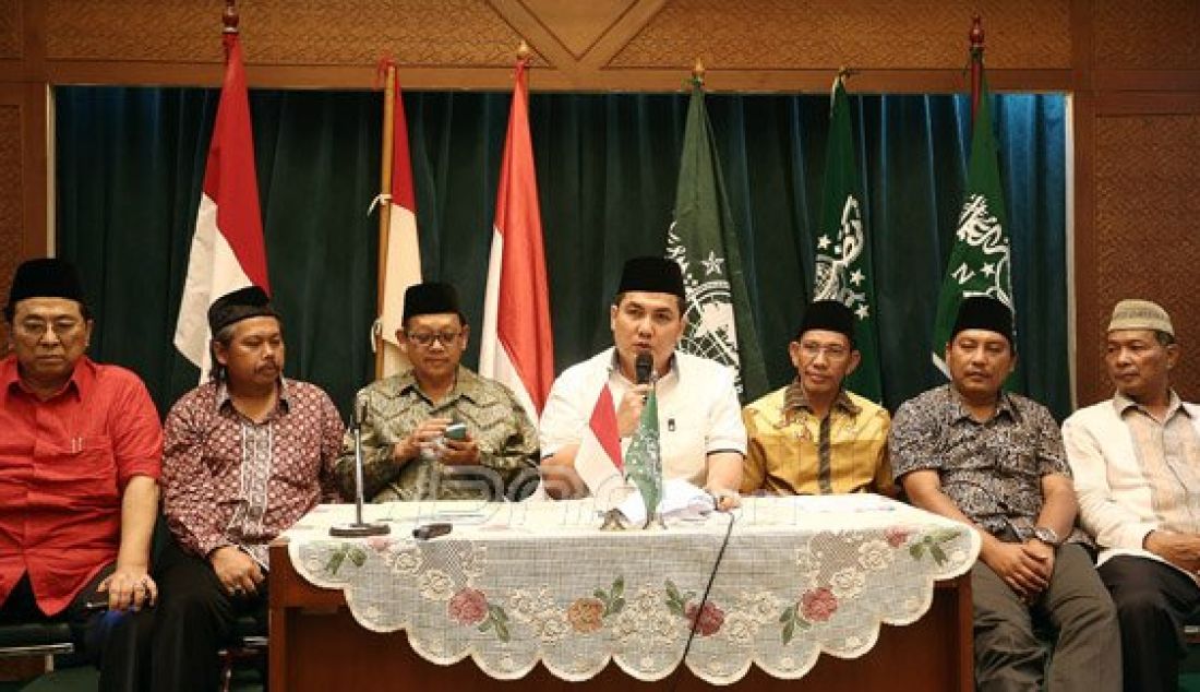 Kiri : Bendahara Umum PBNU, Bisa Suhendra, Waseksen PBNU, Imam Fituduh, Wakil Ketua PBNU KH Maksum Mahfouz, Sekjen PBNU Helmy Faishal Zaini, Ketua PBNU Bidang Hukum Robikin Emhas, Waseksen PBNU Sulthon Huda, Ketua PBNU Bidang Da'wah KH Abdul Manan Ghani menyampaikan pesan kemerdekaan NU di Kantor PBNU, Jakarta, Rabu (17/8). HUT ke-71 Republik Indonesia, bisa menjadi momentum untuk memperbaiki segala aspek kebangsaan. Foto : Ricardo/JPNN.com - JPNN.com