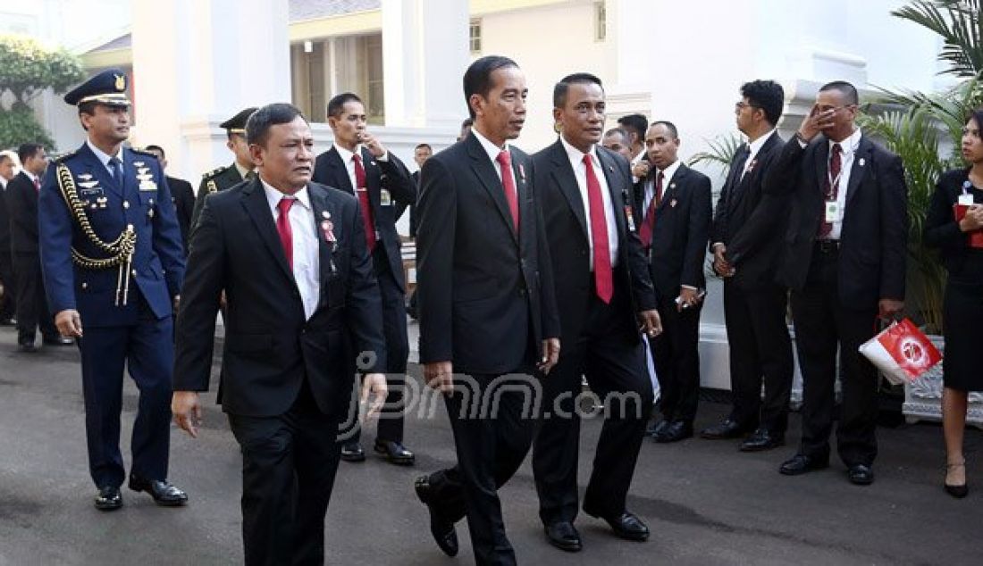 Presiden Joko Widodo saat mengunjungi para undangan disela upacara penaikan bendera Pusaka pada Peringatan HUT Proklamasi Kemerdekaan ke-71 Republik Indonesia di Lapangan Istana Merdeka, Jakarta, Rabu (17/8). Presidan Jokowi menjadi inspektur upacara. Foto: Ricardo/JPNN.com - JPNN.com