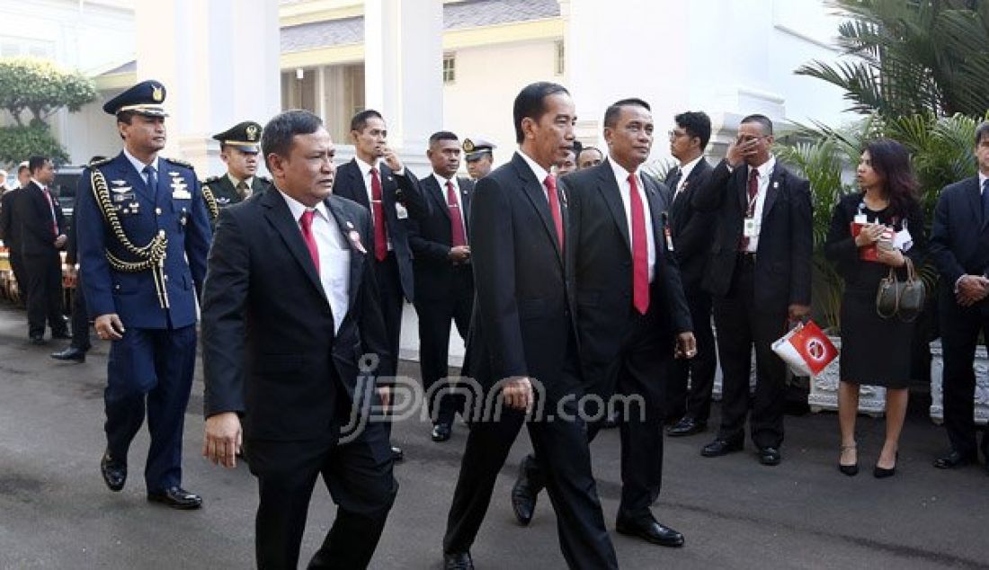 Presiden Joko Widodo saat mengunjungi para undangan disela upacara penaikan bendera Pusaka pada Peringatan HUT Proklamasi Kemerdekaan ke-71 Republik Indonesia di Lapangan Istana Merdeka, Jakarta, Rabu (17/8). Presidan Jokowi menjadi inspektur upacara. Foto: Ricardo/JPNN.com - JPNN.com