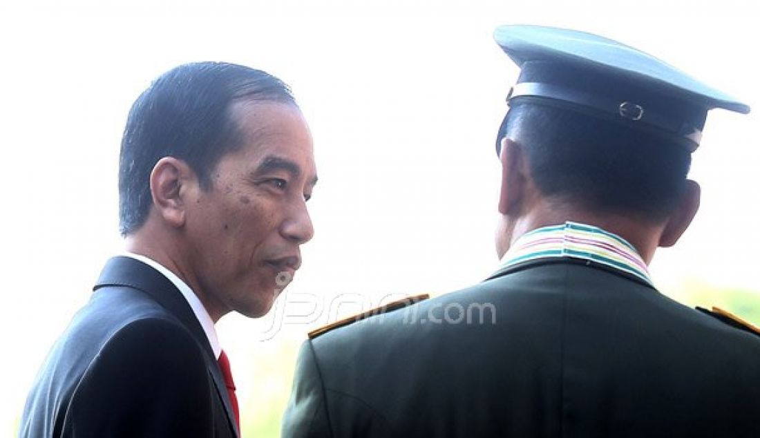 Presiden Joko Widodo saat mengunjungi para undangan disela upacara penaikan bendera Pusaka pada Peringatan HUT Proklamasi Kemerdekaan ke-71 Republik Indonesia di Lapangan Istana Merdeka, Jakarta, Rabu (17/8). Presidan Jokowi menjadi inspektur upacara. Foto: Ricardo/JPNN.com - JPNN.com