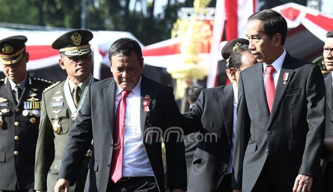 Presiden Joko Widodo saat mengunjungi para undangan disela upacara penaikan bendera Pusaka pada Peringatan HUT Proklamasi Kemerdekaan ke-71 Republik Indonesia di Lapangan Istana Merdeka, Jakarta, Rabu (17/8). Presidan Jokowi menjadi inspektur upacara. Foto: Ricardo/JPNN.com - JPNN.com