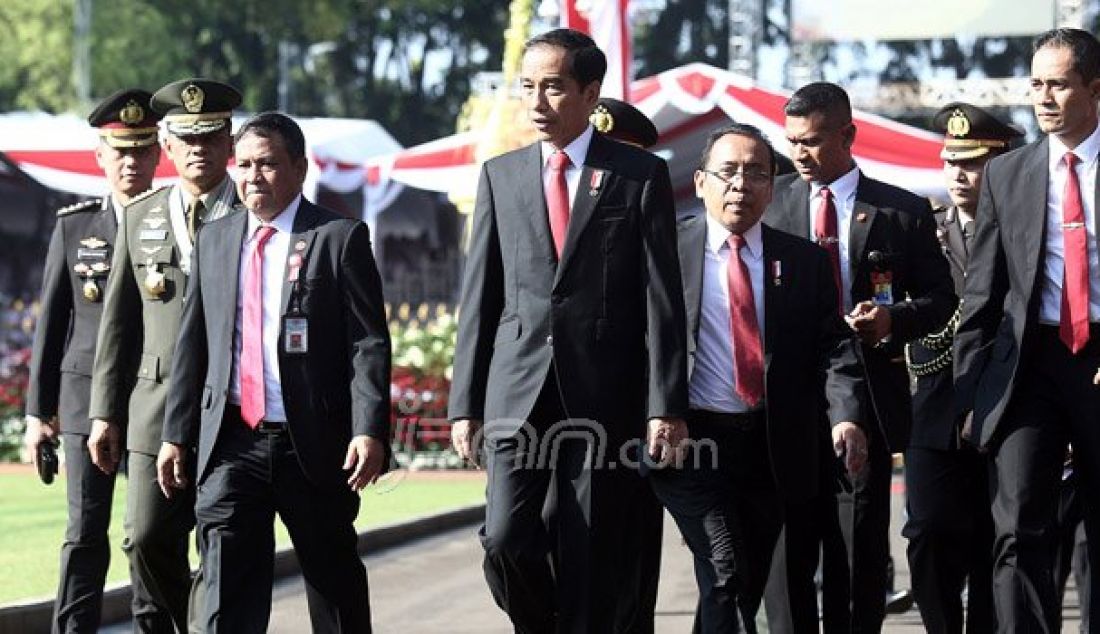 Presiden Joko Widodo saat mengunjungi para undangan disela upacara penaikan bendera Pusaka pada Peringatan HUT Proklamasi Kemerdekaan ke-71 Republik Indonesia di Lapangan Istana Merdeka, Jakarta, Rabu (17/8). Presidan Jokowi menjadi inspektur upacara. Foto: Ricardo/JPNN.com - JPNN.com