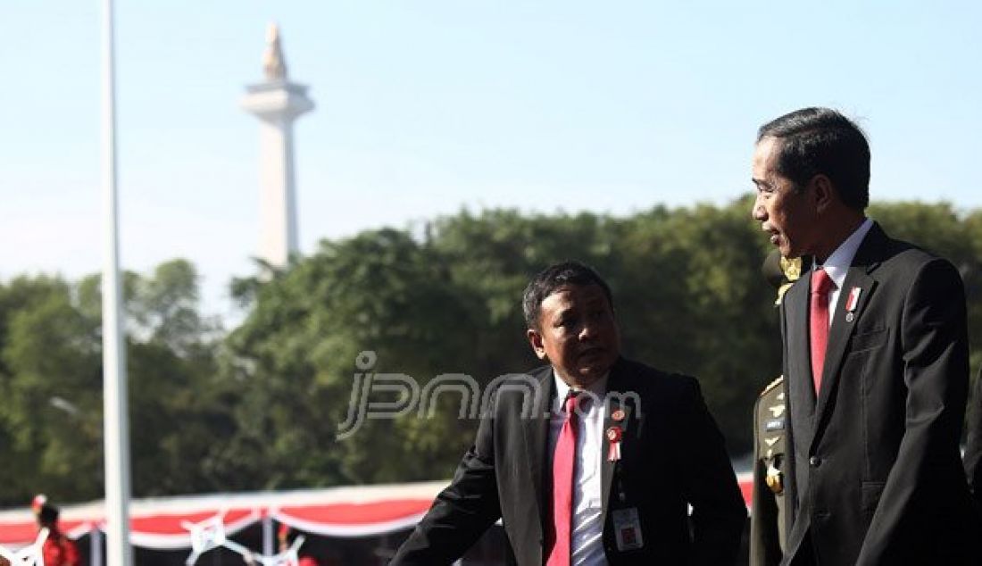 Presiden Joko Widodo saat mengunjungi para undangan disela upacara penaikan bendera Pusaka pada Peringatan HUT Proklamasi Kemerdekaan ke-71 Republik Indonesia di Lapangan Istana Merdeka, Jakarta, Rabu (17/8). Presidan Jokowi menjadi inspektur upacara. Foto: Ricardo/JPNN.com - JPNN.com