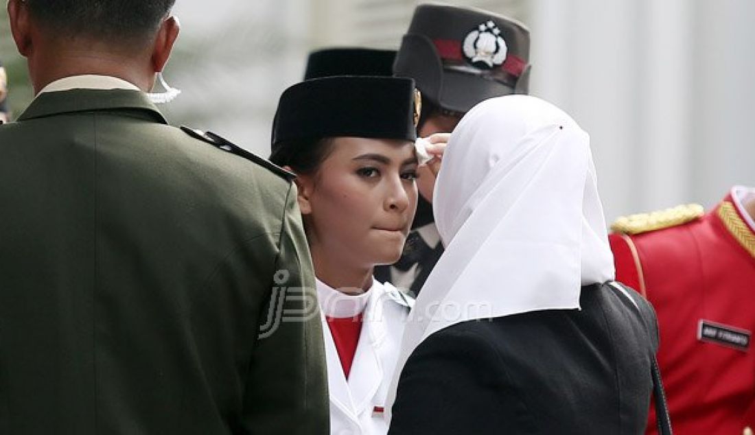 Anggota Pasukan Pengibar Bendera Pusaka asal Provinsi DKU Jakarta Nilam Sukma Pawening menjadi Pembawa Baki Bendera Pusaka pada Peringatan HUT Proklamasi Kemerdekaan ke-71 Republik Indonesia di Lapangan Istana Merdeka, Jakarta, Rabu (17/8). Foto: Ricardo/JPNN.com - JPNN.com