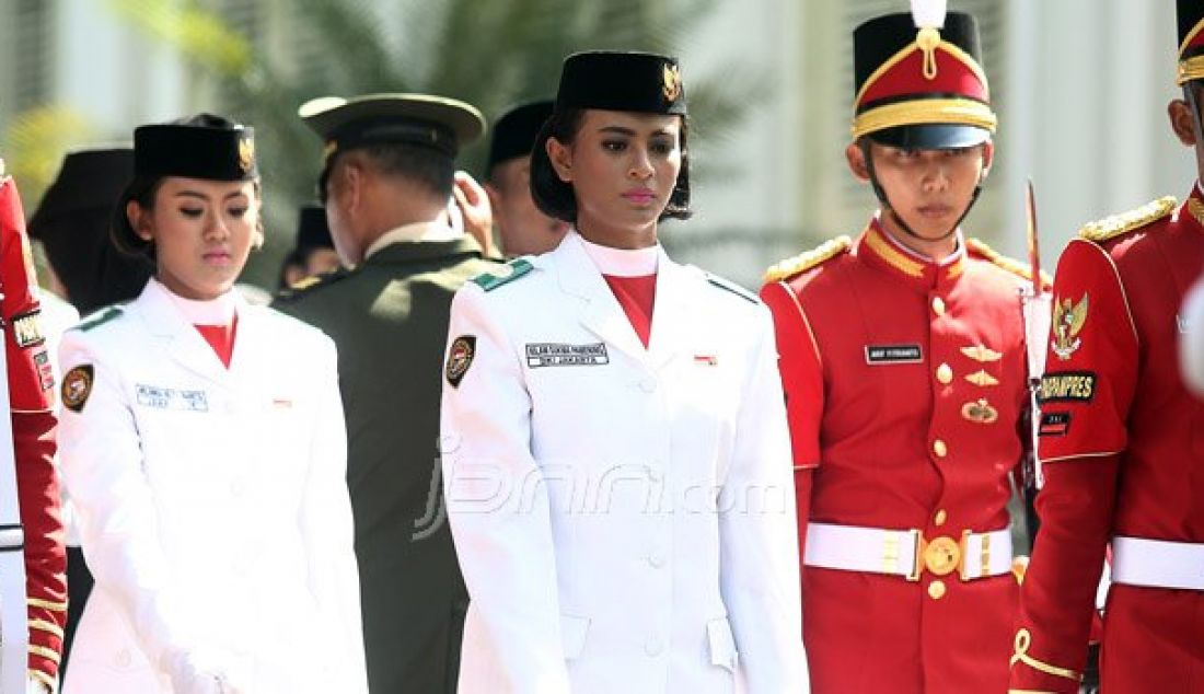 Anggota Pasukan Pengibar Bendera Pusaka asal Provinsi DKU Jakarta Nilam Sukma Pawening menjadi Pembawa Baki Bendera Pusaka pada Peringatan HUT Proklamasi Kemerdekaan ke-71 Republik Indonesia di Lapangan Istana Merdeka, Jakarta, Rabu (17/8). Foto: Ricardo/JPNN.com - JPNN.com