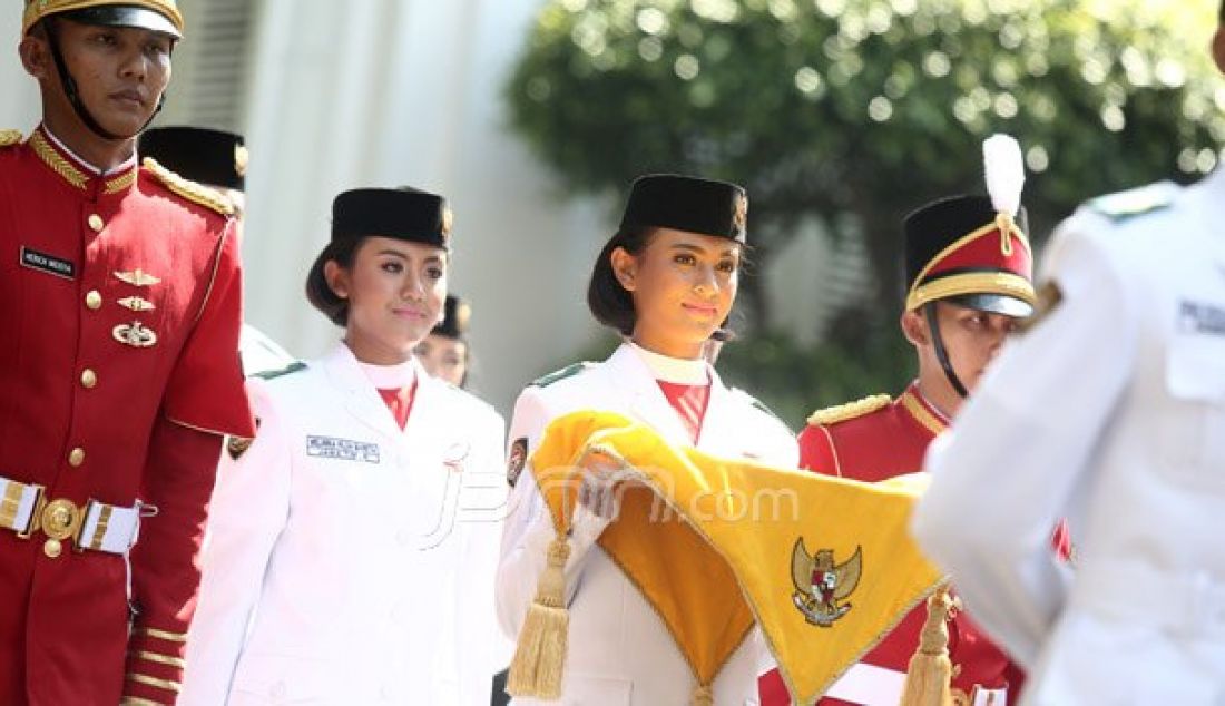 Anggota Pasukan Pengibar Bendera Pusaka asal Provinsi DKU Jakarta Nilam Sukma Pawening menjadi Pembawa Baki Bendera Pusaka pada Peringatan HUT Proklamasi Kemerdekaan ke-71 Republik Indonesia di Lapangan Istana Merdeka, Jakarta, Rabu (17/8). Foto: Ricardo/JPNN.com - JPNN.com