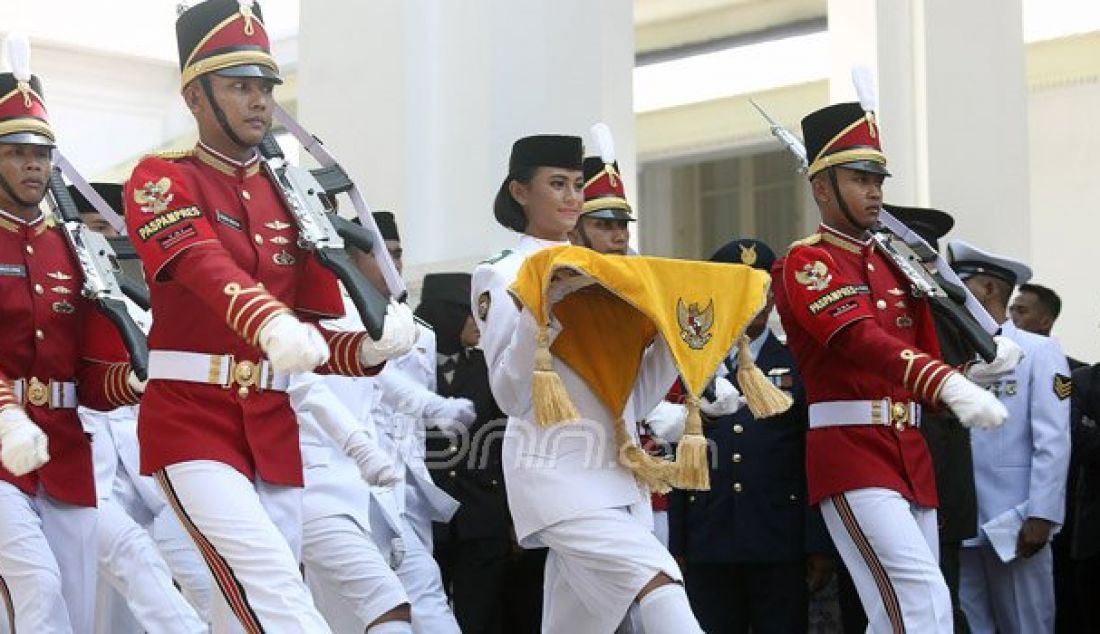 Anggota Pasukan Pengibar Bendera Pusaka asal Provinsi DKU Jakarta Nilam Sukma Pawening menjadi Pembawa Baki Bendera Pusaka pada Peringatan HUT Proklamasi Kemerdekaan ke-71 Republik Indonesia di Lapangan Istana Merdeka, Jakarta, Rabu (17/8). Foto: Ricardo/JPNN.com - JPNN.com