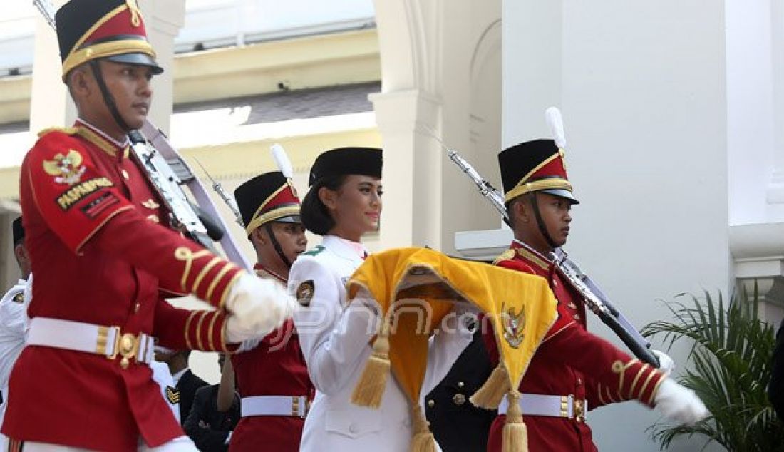 Anggota Pasukan Pengibar Bendera Pusaka asal Provinsi DKU Jakarta Nilam Sukma Pawening menjadi Pembawa Baki Bendera Pusaka pada Peringatan HUT Proklamasi Kemerdekaan ke-71 Republik Indonesia di Lapangan Istana Merdeka, Jakarta, Rabu (17/8). Foto: Ricardo/JPNN.com - JPNN.com