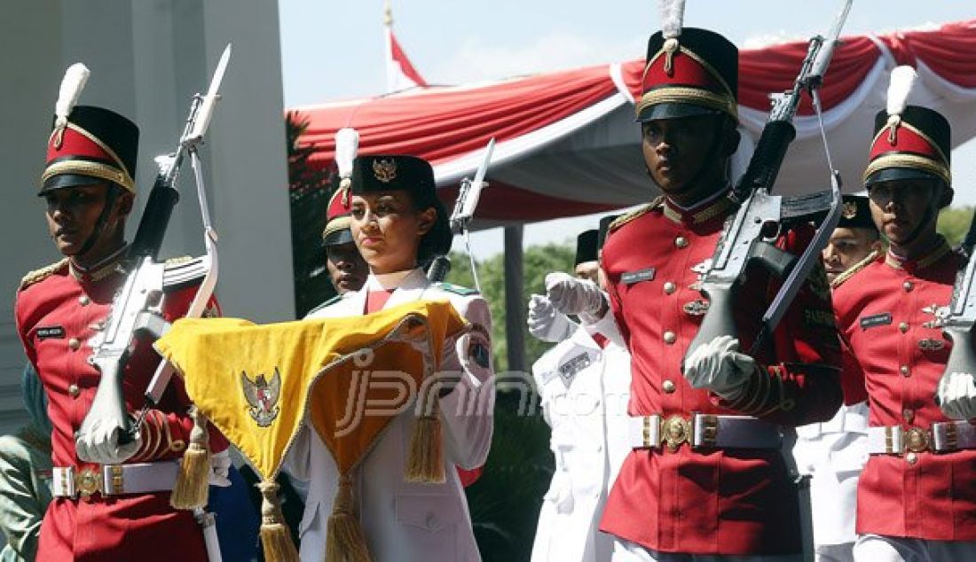 Anggota Pasukan Pengibar Bendera Pusaka asal Provinsi DKU Jakarta Nilam Sukma Pawening menjadi Pembawa Baki Bendera Pusaka pada Peringatan HUT Proklamasi Kemerdekaan ke-71 Republik Indonesia di Lapangan Istana Merdeka, Jakarta, Rabu (17/8). Foto: Ricardo/JPNN.com - JPNN.com