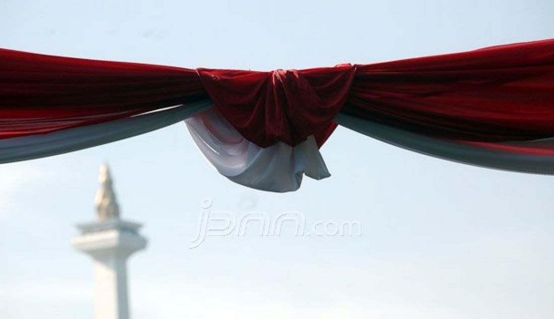 Suasana upacara penaikan bendera Pusaka pada Peringatan HUT Proklamasi Kemerdekaan ke-71 Republik Indonesia di Lapangan Istana Merdeka, Jakarta, Rabu (17/8). Jokowi menjadi inspektur upacara detik-detik Proklamasi. Foto: Ricardo/JPNN.com - JPNN.com