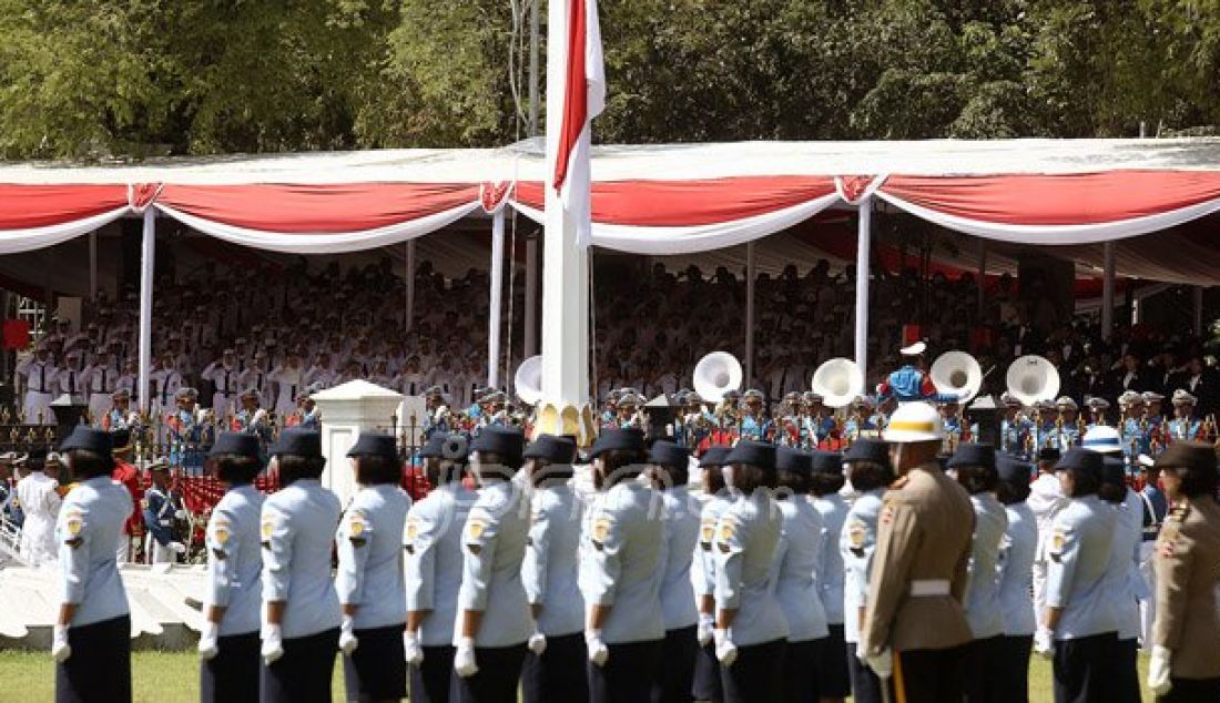 Suasana upacara penaikan bendera Pusaka pada Peringatan HUT Proklamasi Kemerdekaan ke-71 Republik Indonesia di Lapangan Istana Merdeka, Jakarta, Rabu (17/8). Jokowi menjadi inspektur upacara detik-detik Proklamasi. Foto: Ricardo/JPNN.com - JPNN.com