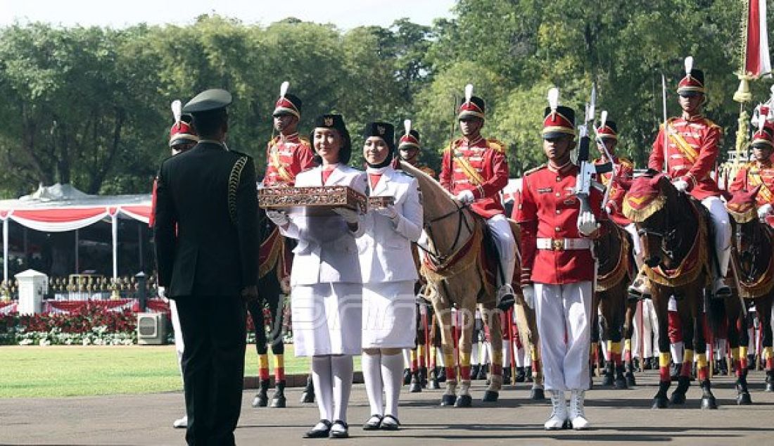 Pembawa Baki Bendera Pusaka Tahun Lalu, Maria Felicia Gunawan (depan) dan Pembawa Baki Bendera Pusaka Tahun Lalu Rani Oerinsan saat membawa arak-arakan Bendera Pusaka dari Monas tiba di halaman Istana Merdeka, Jakarta, Rabu (17/8). Foto: Ricardo/JPNN.com - JPNN.com