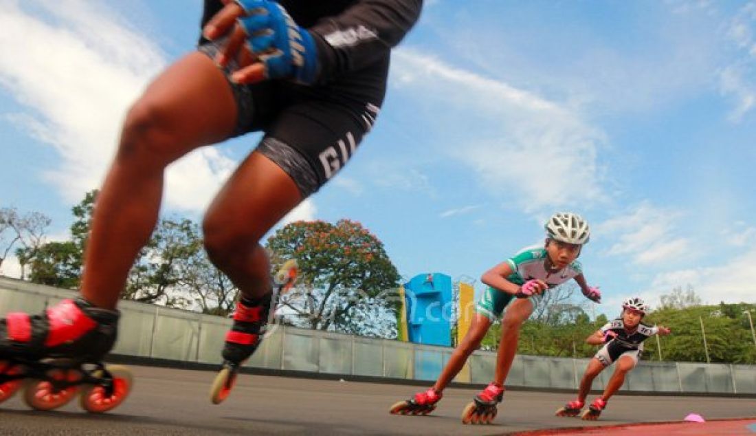 Sejumlah atlet sepatu roda berlatih di GOR Saparua, Jalan Saparua, Bandung, Jumat (19/8). Cabang olah raga sepatu roda didikan pelatih Hartopo (62) tersebut menargetkan memboyong empat mendali emas pada saat PON XIX 2016. Foto: Fajri/Bandung Ekspres - JPNN.com