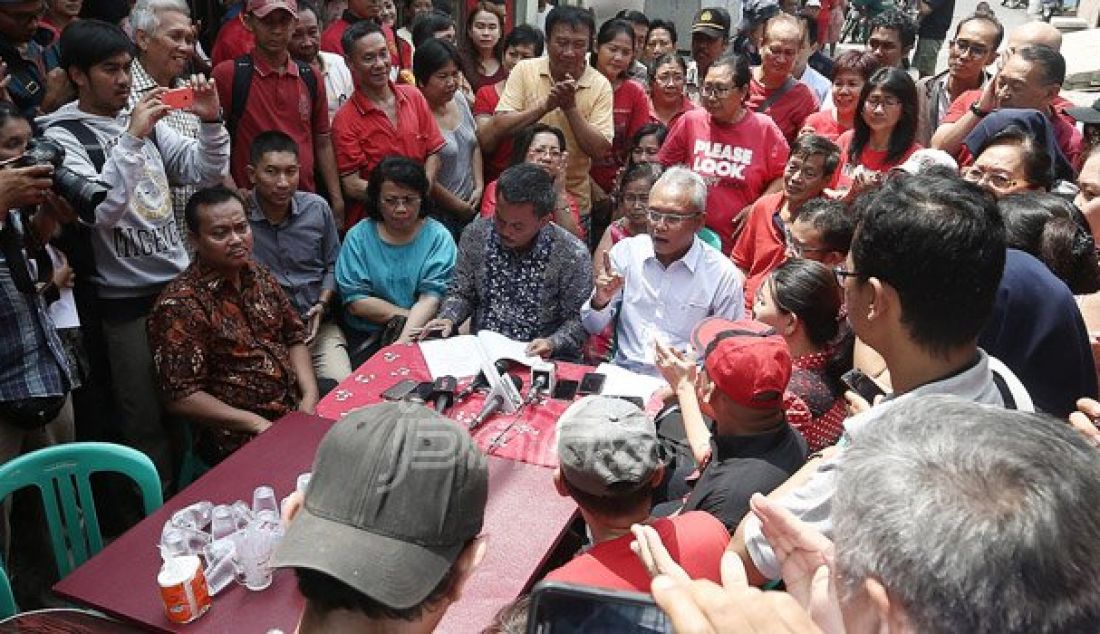 Ketua DPRD DKI Prasetyo Edi bersama Anggota DPR RI dari Fraksi PDI Perjuangan Arif Wibowo mengunjungi warga glodok, Jakarta, Senin (22/8). Kunjungan dalam rangka mendengarkan keluhan warga Jalan Mangga Besar I RW 02 Kelurahan Mangga Besar yang menolak digusur. Foto: Ricardo/JPNN.com - JPNN.com