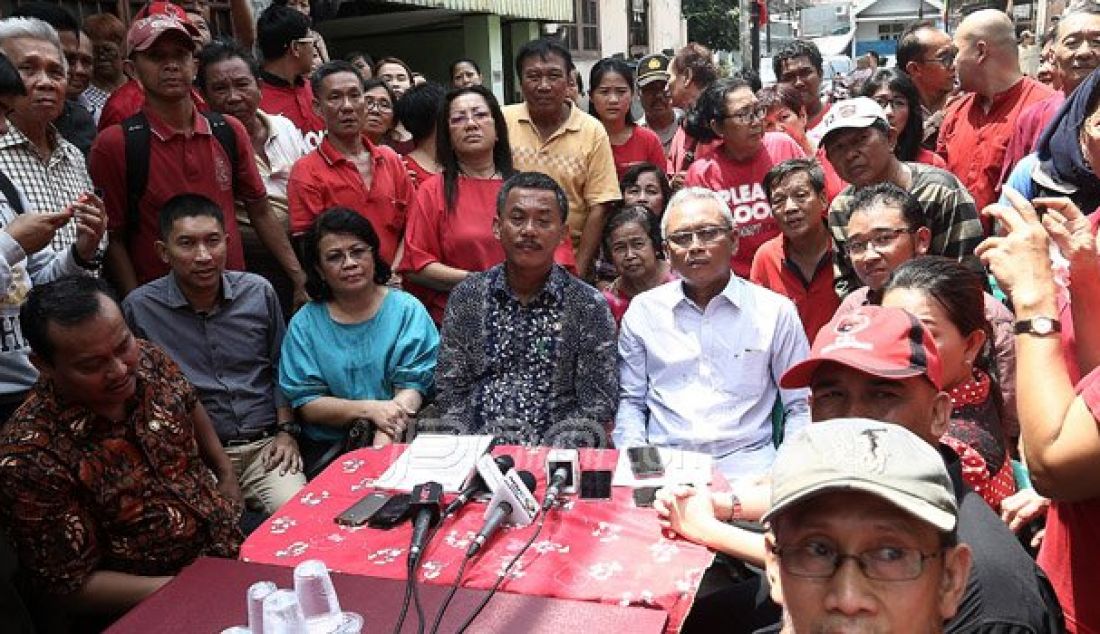 Ketua DPRD DKI Prasetyo Edi bersama Anggota DPR RI dari Fraksi PDI Perjuangan Arif Wibowo mengunjungi warga glodok, Jakarta, Senin (22/8). Kunjungan dalam rangka mendengarkan keluhan warga Jalan Mangga Besar I RW 02 Kelurahan Mangga Besar yang menolak digusur. Foto: Ricardo/JPNN.com - JPNN.com