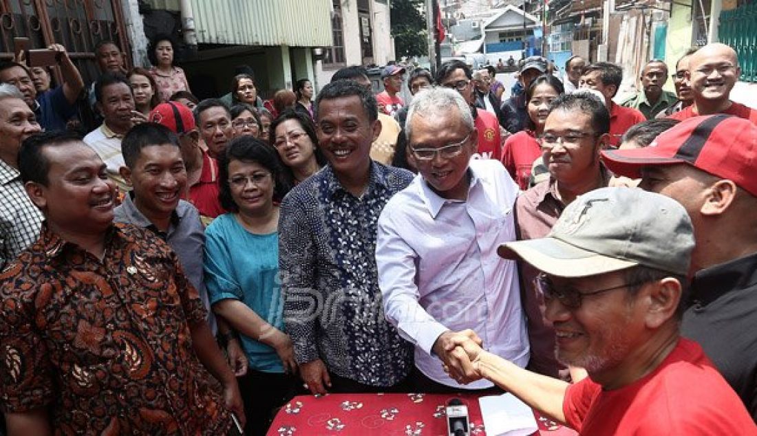 Ketua DPRD DKI Prasetyo Edi bersama Anggota DPR RI dari Fraksi PDI Perjuangan Arif Wibowo mengunjungi warga glodok, Jakarta, Senin (22/8). Kunjungan dalam rangka mendengarkan keluhan warga Jalan Mangga Besar I RW 02 Kelurahan Mangga Besar yang menolak digusur. Foto: Ricardo/JPNN.com - JPNN.com