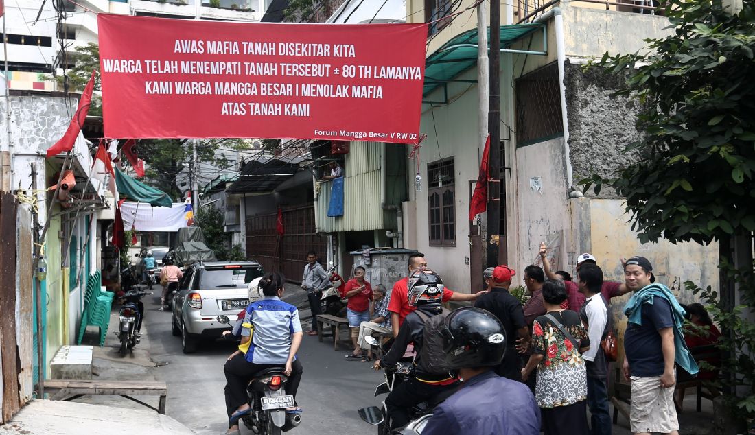 Spanduk penolakan bertebaran di Jalan Mangga Besar 1 RW 02 Kelurahan Mangga Besar, Tamansari, Jakarta Barat, Senin (22/8). Warga menolak rencana penggusuran kampung mereka. Foto: Ricardo/JPNN.com - JPNN.com