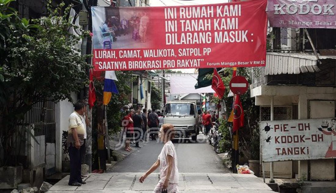 Spanduk penolakan bertebaran di Jalan Mangga Besar 1 RW 02 Kelurahan Mangga Besar, Tamansari, Jakarta Barat, Senin (22/8). Warga menolak rencana penggusuran kampung mereka. Foto: Ricardo/JPNN.com - JPNN.com