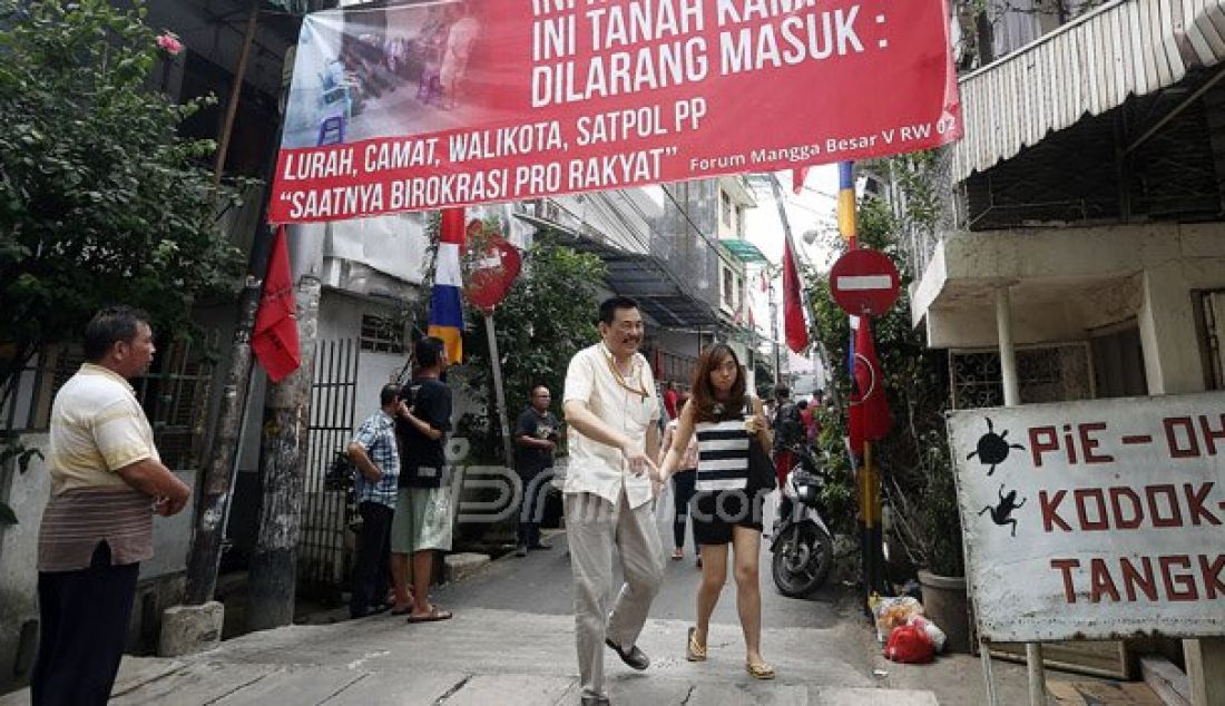 Spanduk penolakan bertebaran di Jalan Mangga Besar 1 RW 02 Kelurahan Mangga Besar, Tamansari, Jakarta Barat, Senin (22/8). Warga menolak rencana penggusuran kampung mereka. Foto: Ricardo/JPNN.com - JPNN.com