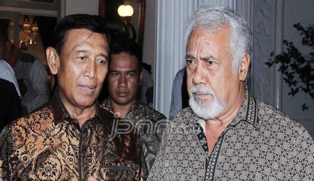 Menkopolhukam Wiranto bersama mantan Presiden dan Perdana Menteri Timor Leste Xanana Gusmao usai melakukan pertemuan terbatas di Jakarta, Minggu (21/8). Pertemuan membahas batas perairan laut antara Indonesia, Australia dan Timor Leste. Foto: Ricardo/JPNN.com - JPNN.com