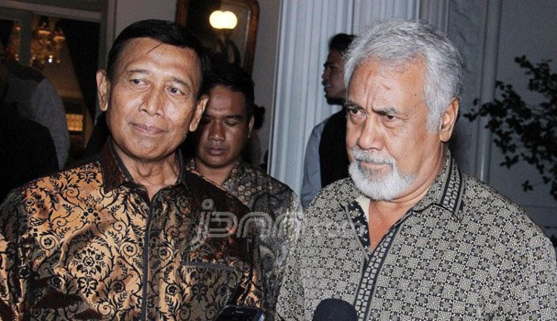 Menkopolhukam Wiranto bersama mantan Presiden dan Perdana Menteri Timor Leste Xanana Gusmao usai melakukan pertemuan terbatas di Jakarta, Minggu (21/8). Pertemuan membahas batas perairan laut antara Indonesia, Australia dan Timor Leste. Foto: Ricardo/JPNN.com - JPNN.com