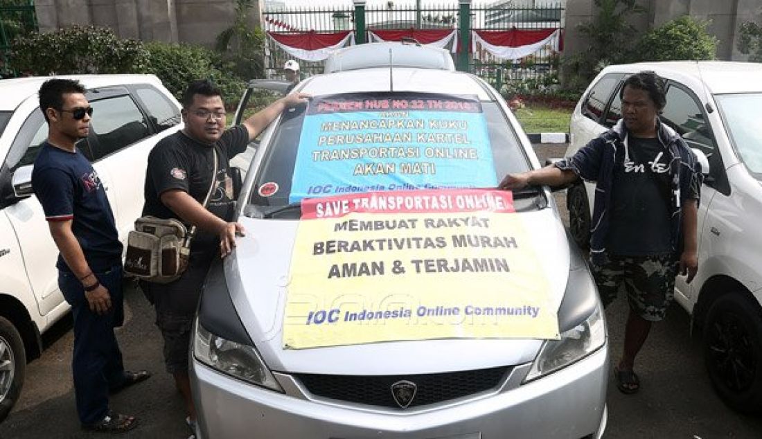 Sejumlah pengemudi taksi online melakukan aksi di depan gedung DPR, Jakarta, Senin (22/8). Mereka menuntut pencabutan Peraturan Menteri Perhubungan (Permenhub) Nomor 32 Tahun 2016 tentang Penyelenggaraan Angkutan Orang dengan Kendaraan Bermotor Umum Tidak dalam Trayek. Foto: Ricardo/JPNN.com - JPNN.com