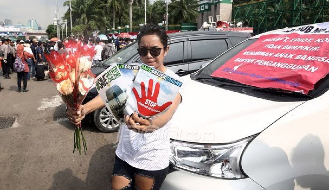 Sejumlah pengemudi taksi online melakukan aksi di depan gedung DPR, Jakarta, Senin (22/8). Mereka menuntut pencabutan Peraturan Menteri Perhubungan (Permenhub) Nomor 32 Tahun 2016 tentang Penyelenggaraan Angkutan Orang dengan Kendaraan Bermotor Umum Tidak dalam Trayek. Foto: Ricardo/JPNN.com - JPNN.com